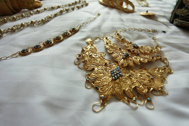 ブギスの伝統の花嫁が着用した黄金の金属製のイミテーションジュエリー. - 写真・画像
