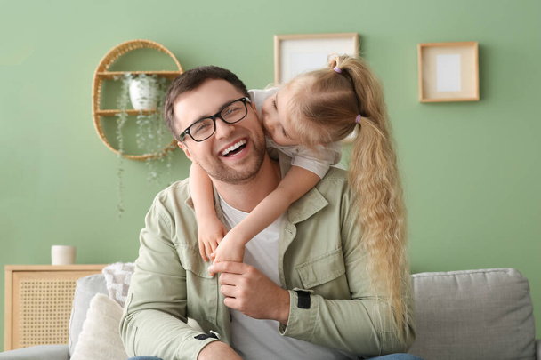 feliz padre abrazando con su linda hija en casa - Foto, Imagen