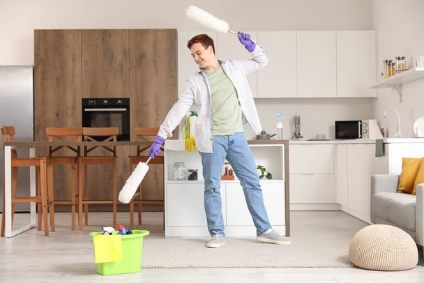 Νεαρός που διασκεδάζει με pp-dusters στην κουζίνα - Φωτογραφία, εικόνα