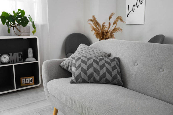 Belső tér modern nappali kényelmes kanapéval és stílusos bútorokkal - Fotó, kép