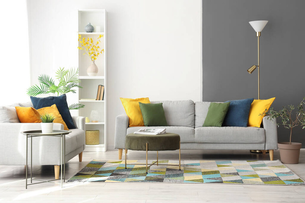 Wnętrze stylowego salonu z kolorowymi poduszkami na sofie - Zdjęcie, obraz