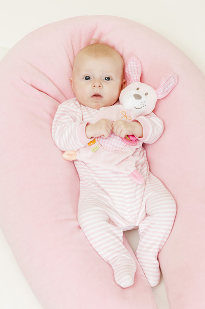 trois mois bébé fille tenant un jouet
 - Photo, image