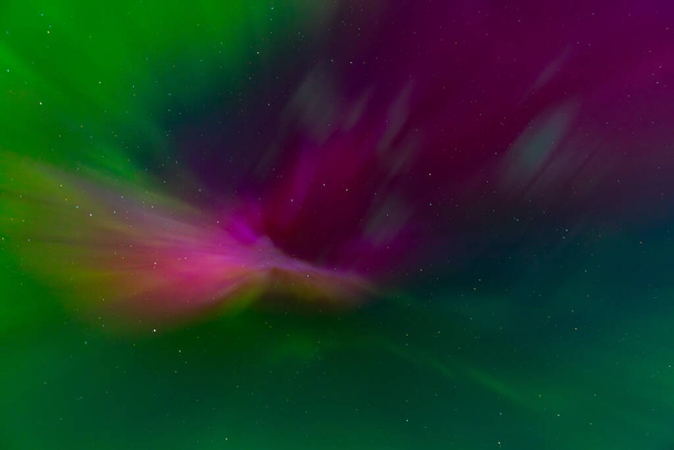 Βόρεια φώτα στο ζενίθ του ουρανού. Aurora Borealis ή Βόρειο Σέλας Λετονία. Βόρεια φώτα λάμπουν στον ουρανό - Φωτογραφία, εικόνα