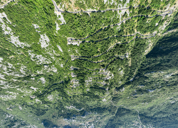Vista aérea de uma estrada serpentina de montanha em Kotor, Montenegro - Foto, Imagem