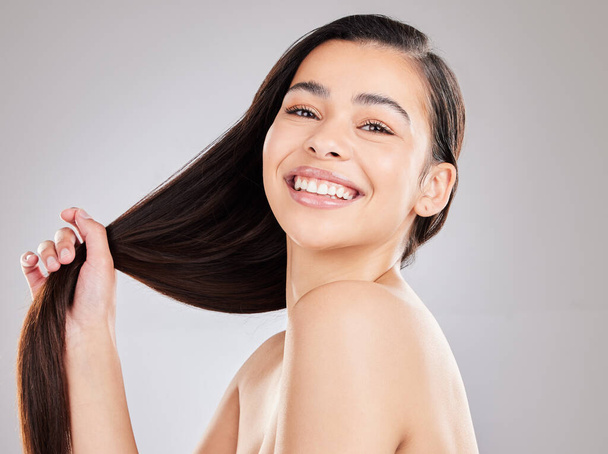 Boldog, nő és arc a hajápolás keratin szérum növekedés és wellness stúdióban. Személy vagy modell és kozmetikumok luxus szalon kezelés természetes és esztétikai haj fehér alapon. - Fotó, kép