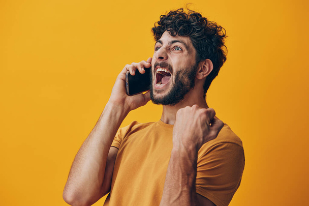 Смартфон людина сучасний телефон обличчя мобільний красивий хлопець борода молодий бізнес спосіб життя модель вираження кавказький портрет для дорослих фонове спілкування - Фото, зображення
