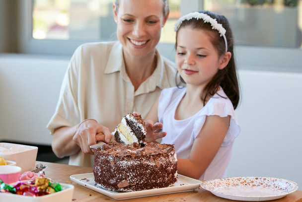 Dívka, párty a krájený narozeninový dort k jídlu, šťastná a překvapivá oslava v Německu doma. Dítě, úsměv a láska s domácí čokoládový dezert na stole, vzrušený a podporu pro rodinnou večeři. - Fotografie, Obrázek