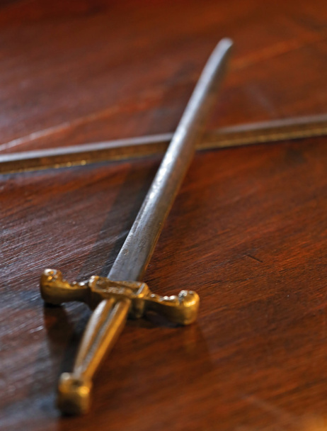 стародавній кинджал з дуже гострим лезом на столі
 - Фото, зображення