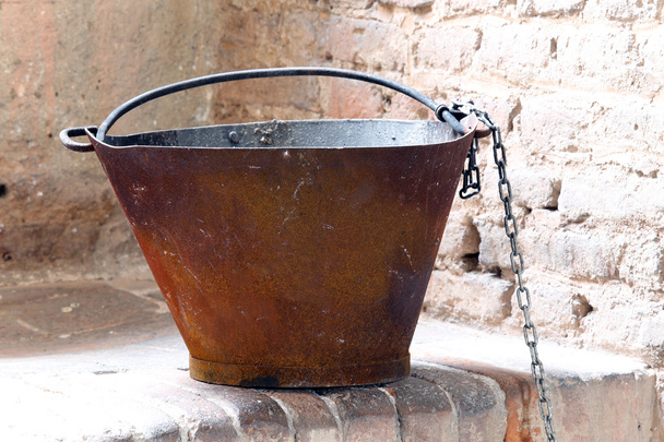 chaudron de cuivre antique dans les cuisines du château
 - Photo, image