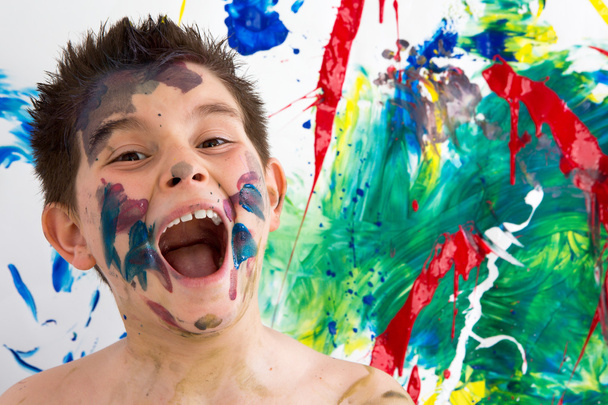 Petit garçon drôle avec des taches de peinture sur son visage
 - Photo, image