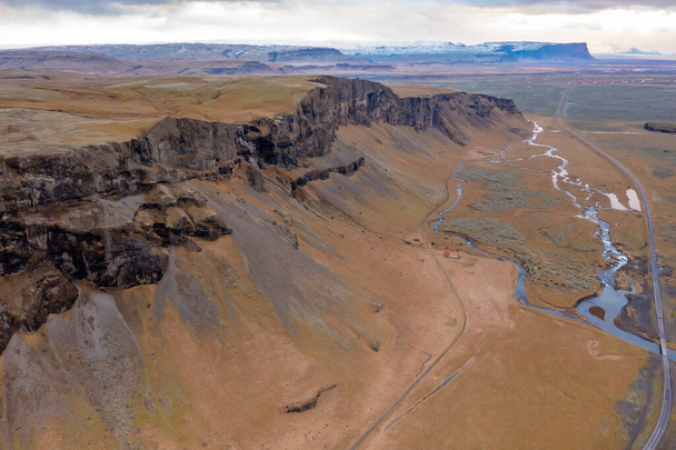 Ασύγκριτη θέα του ισλανδικού φαραγγιού με βρύα, ηφαιστειακά πετρώματα και ορεινούς ποταμούς. Τουρισμός - Φωτογραφία, εικόνα