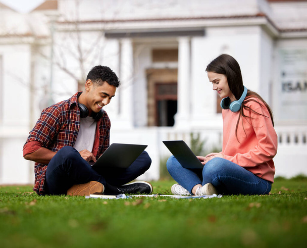 Studeren, studenten en outdoor op gras met laptop voor online assessment, virtueel onderwijs en cursussen voor het leren. Man, meisje en samen op het terrein, technologie en digitale geletterdheid voor studiebeurzen - Foto, afbeelding