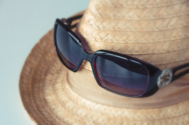 ψάθινο καπέλο και γυαλιά ηλίου - Φωτογραφία, εικόνα