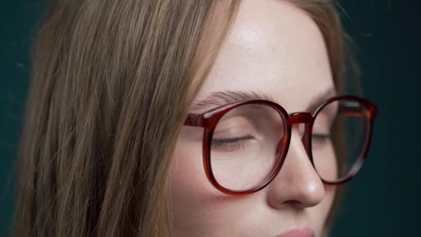 Primer plano de la joven mujer quitándose las gafas sonriendo a su buena visión. Concepto oftalmológico. Copiar espacio - Metraje, vídeo