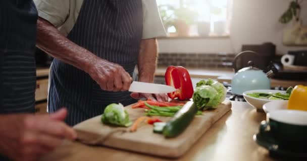 Οι άνθρωποι, τα χέρια και την κοπή λαχανικών με το διοικητικό συμβούλιο για την προετοιμασία των τροφίμων, διατροφή ή υγιεινό γεύμα στην κουζίνα. Κοντινό πλάνο του ατόμου, σεφ ή μάγειρας με φυσικές φέτες βιολογικής πράσινης σαλάτας για σνακ στο σπίτι. - Πλάνα, βίντεο