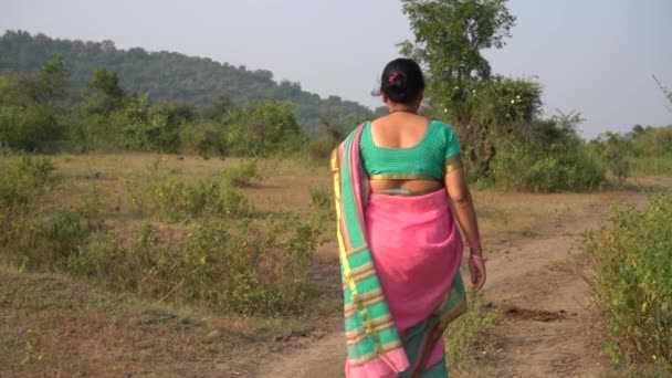 Šťastná indická žena v lese ráno. - Záběry, video