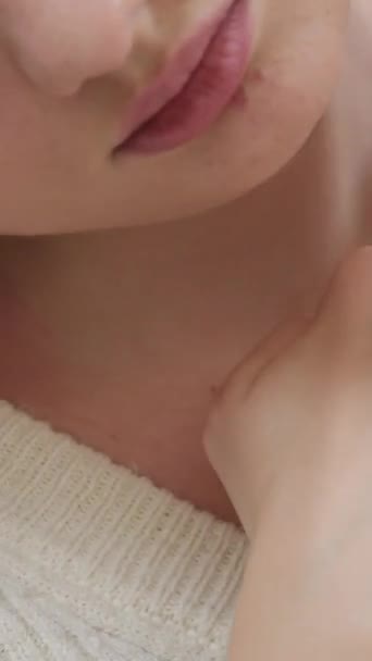 Nyakmasszázs. Fiatal nő ül a kanapén, és tapasztalt nyaki fájdalom - Felvétel, videó
