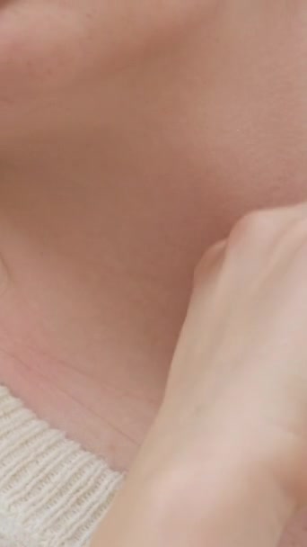 Nyakmasszázs. Fiatal nő ül a kanapén, és tapasztalt nyaki fájdalom - Felvétel, videó
