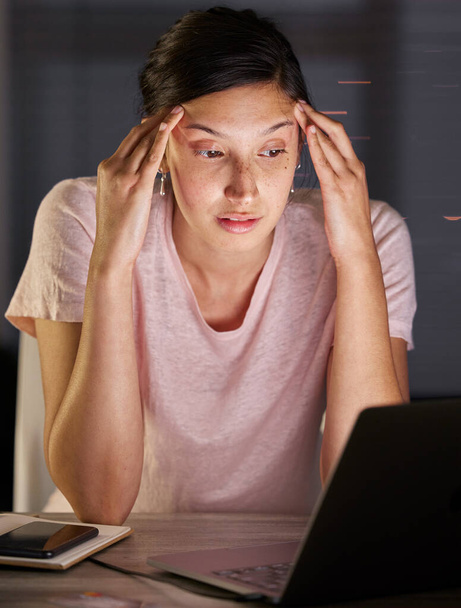 Noc, laptop i kobieta ze zdalnym stresem w pracy, bólem głowy lub wypaleniem w biurze domowym ze złymi wiadomościami, podatkami lub audytem. Zmieszany, niespokojny i niezależny konsultant sfrustrowany błędem 404, komputera lub systemu. - Zdjęcie, obraz