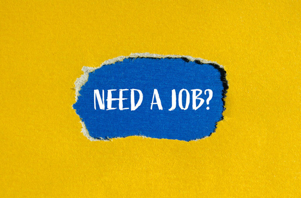 仕事を必要とする? 黄色い紙に書かれた 青い背景の単語です。 コンセプトビジネスには仕事のシンボルが必要です. コピースペース. - 写真・画像