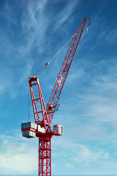 Torenkraan hoog in de lucht op bouwplaats UK - Foto, afbeelding
