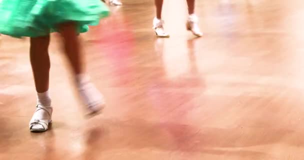 primer plano de las piernas de las niñas en zapatos de salón bailando antes de la actuación en el suelo. Deportes y belleza - Metraje, vídeo