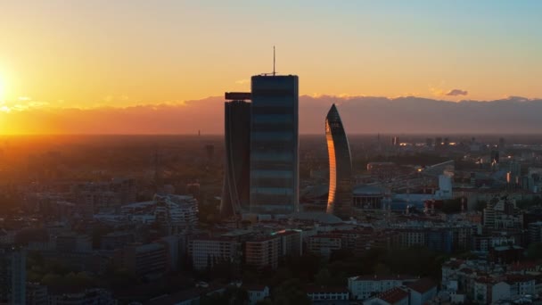 Luchtfoto van het stadscentrum van Milaan, Italië op een zonnige dag - Video
