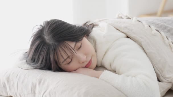 Aasialainen nainen nukkuu vatsallaan - Materiaali, video