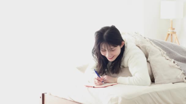Femme asiatique prenant des notes tout en dormant - Séquence, vidéo