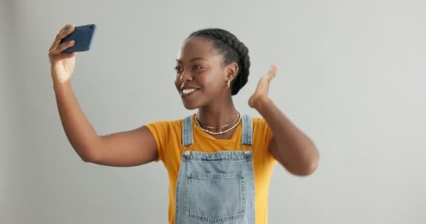 Studio, Friedenszeichen oder glückliche schwarze Frau in einem Selfie in den sozialen Medien mit Zuversicht, posten oder lächeln. Afrikanische Dame, Gedächtnis oder Influencer, die ein Foto, Vlog oder Bild online auf grauem Hintergrund macht. - Filmmaterial, Video