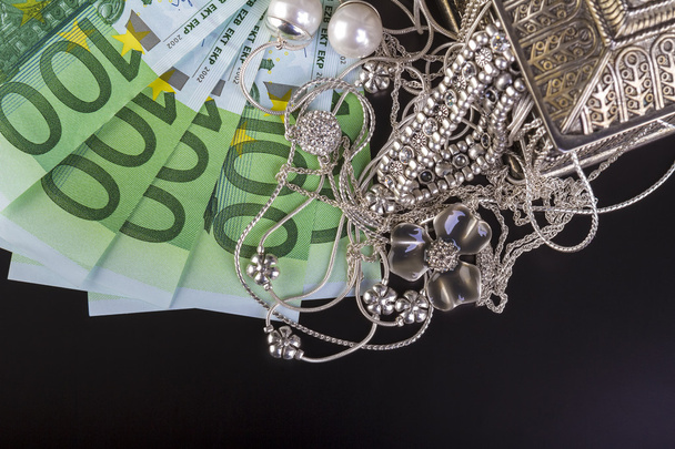 ασημένια κοσμήματα και ευρώ - Φωτογραφία, εικόνα