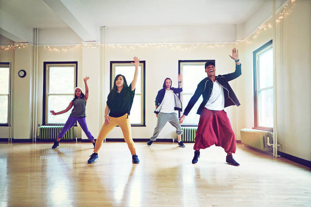 Hiphop, clase y grupo de baile juntos, talento y performance y práctica de arte de movimiento para la competencia. Bailarina, música y cultura con diversidad de amigos con energía, diversión y expresión de alegría. - Foto, Imagen
