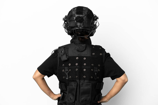 SWAT femme isolée sur fond blanc en position arrière - Photo, image
