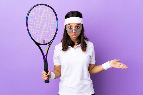 Mladá žena tenista přes izolované pozadí dělat pochybnosti gesto - Fotografie, Obrázek