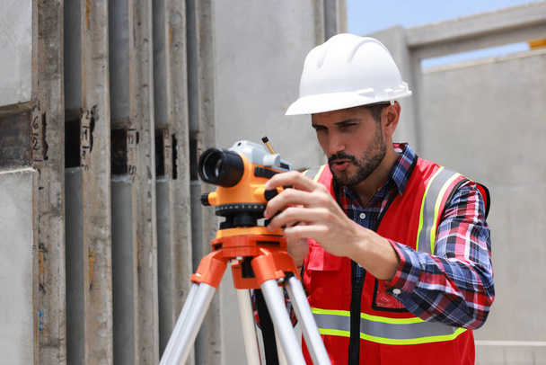  Цивільний інженер або будівельник, що працює з камерою обстеження, інженер будівельник з камерою Auto Level - Фото, зображення