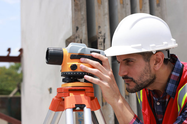  Ingénieur civil ou ingénieur de construction travaillant avec une caméra d'arpentage, Ingénieur constructeur avec caméra Auto Level - Photo, image