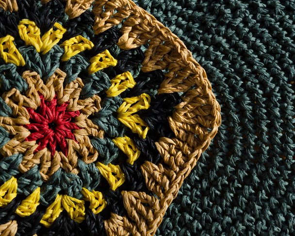 Raffia tricot texture close-up. Tricot à partir de matériaux ECO. Carré de mamie raphia coloré. Bijoux en zigzag tricotés à la main. - Photo, image