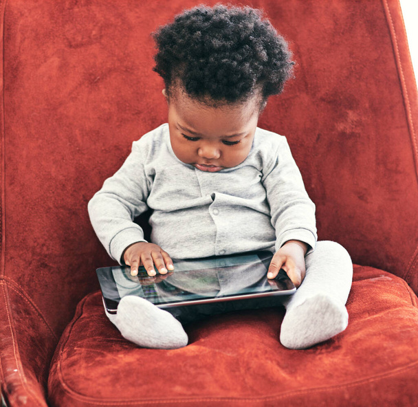 Bebek, oğlan ve evde tabletle birlikte erken çocukluk veya bilişsel gelişim ve büyüme için dijital öğrenme. Yürüyen çocuk, teknoloji ve koltukta dinlenmek duyusal uygulama ya da motor beceriler için oyun. - Fotoğraf, Görsel