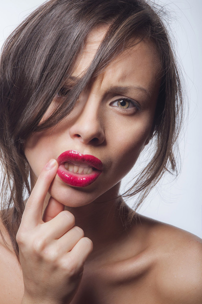 Les femmes redressent son rouge à lèvres doigt
 - Photo, image