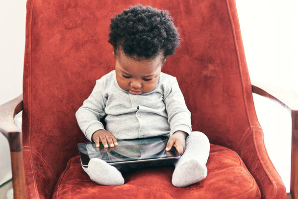 Baba, fiú és online tabletta kanapén digitális tanulás a kisgyermekkori vagy kognitív fejlődés és növekedés. Kisgyermek, technológia és pihenjen otthon érzékszervi alkalmazás vagy játék motoros készségek. - Fotó, kép