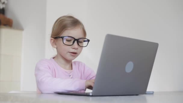 Mädchen benutzt Laptop zum Lernen - Filmmaterial, Video