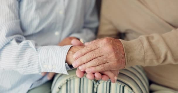 Les personnes âgées, le soutien et les personnes qui se tiennent la main avec amour à la retraite et les soins pour partenaire avec le cancer. Aîné, couple et aidant dans les soins de santé, crise ou solidarité pour l'anxiété ou la dépression. - Séquence, vidéo