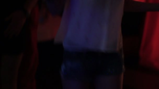 Sexy młoda kobieta nogi taniec w klubie, prowokując zachowanie blask - Materiał filmowy, wideo