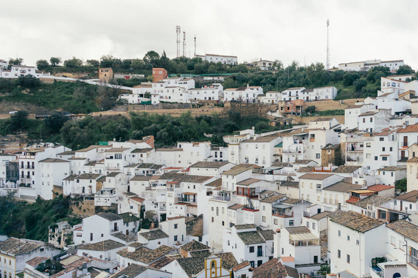 Talot Andalusian tyyliin kylässä Setenil de las Bodegas. Andalusian kylä Cádizissa. Vuoren kukkulalle rakennettu kylä. - Valokuva, kuva