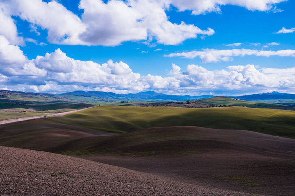 Idyllic Toskana Manzarası: Green Hills, Blue Sky ve Sunshine - Fotoğraf, Görsel