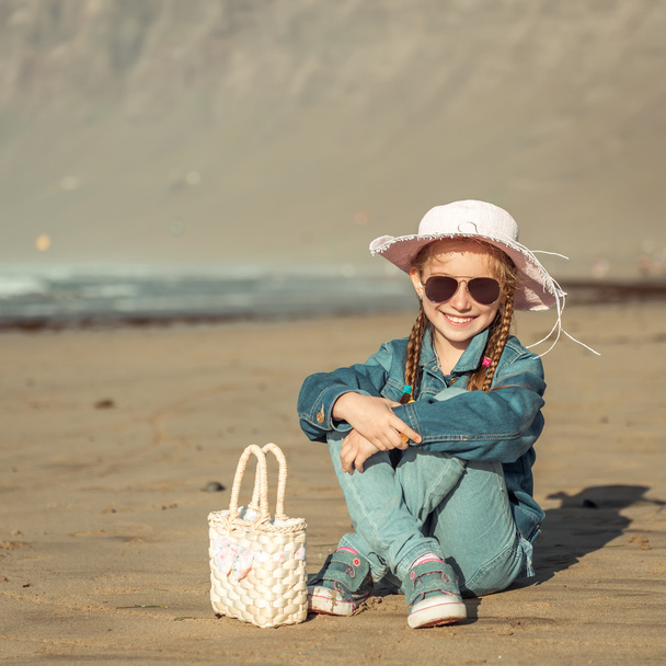 Little girl  on the  beach - Valokuva, kuva
