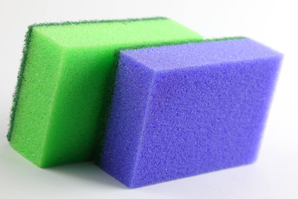 Dos esponjas para lavavajillas y uso doméstico en dos colores diferentes - Foto, imagen
