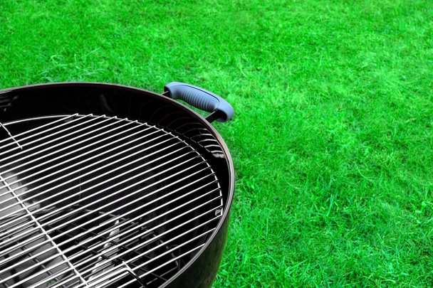 Tyhjä uusi puhdas BBQ grilli lähikuva
 - Valokuva, kuva
