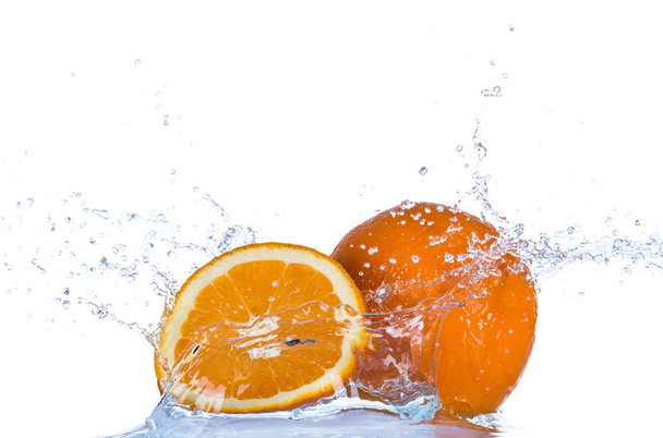Naranja fresco en salpicadura de agua sobre fondo blanco
 - Foto, Imagen