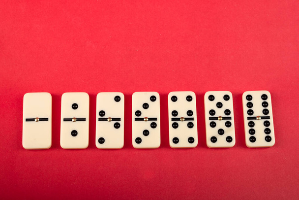 Dominos avec fond rouge, espace de copie et divers angles, concept de jeux de société. - Photo, image